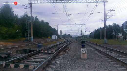 Железнодорожный светофор на путях и стрелочный перевод