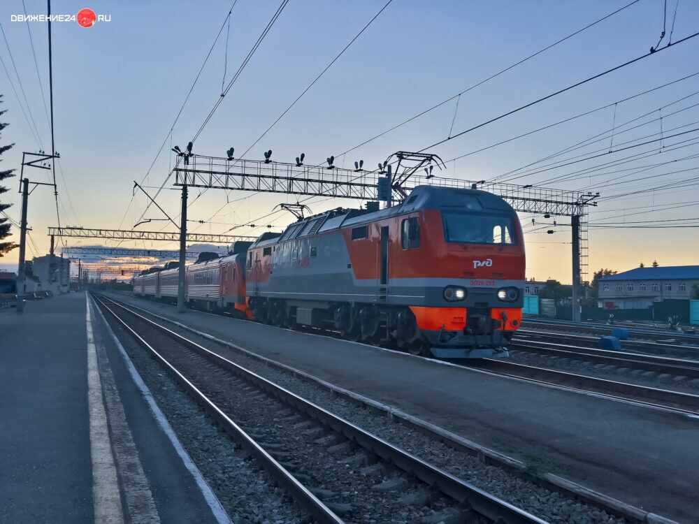 Электровоз ЭП2К с поездом
