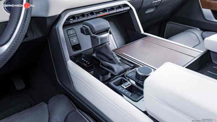 Toyota Sequoia 2023 года