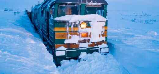 Тепловоз в снегу