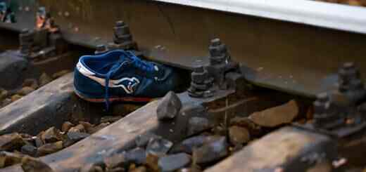 кроссовок застрял на жд пути