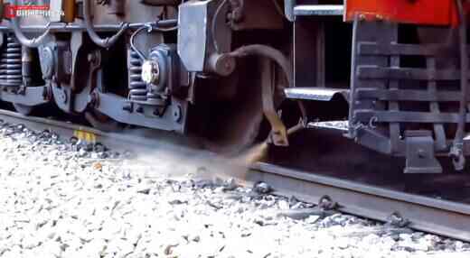 Работа песочной системы локомотива - подача песка под колесную пару