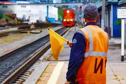 Работник жд с флагом