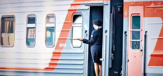 проводник поезда с желтым флажком