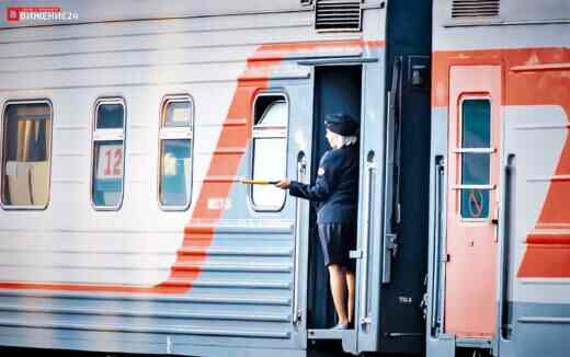 проводник поезда с желтым флажком