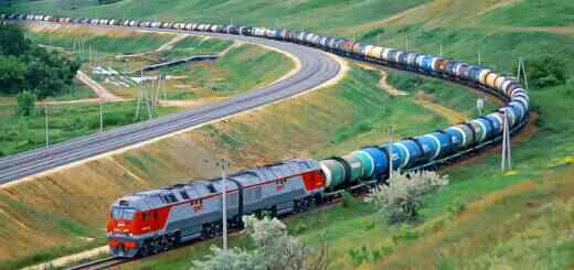 Длинный грузовой поезд