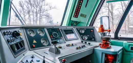 Кабина машиниста электровоза 2ЭС4К