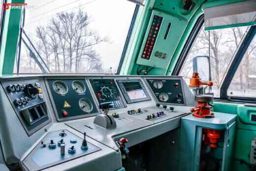 Кабина машиниста электровоза 2ЭС4К