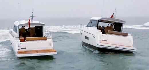 Корабль слева с гироскопическим стабилизатором качки