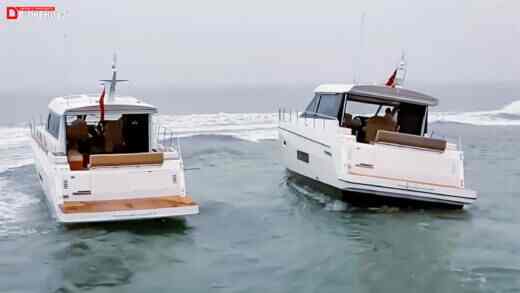 Корабль слева с гироскопическим стабилизатором качки