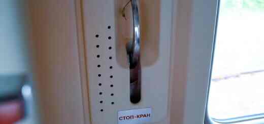Стоп-кран в вагоне поезда