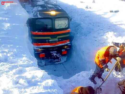 Тепловоз в снегу