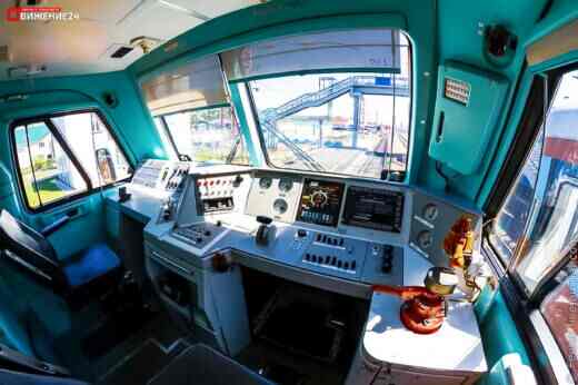 Кабина электровоза 3ЭС5К