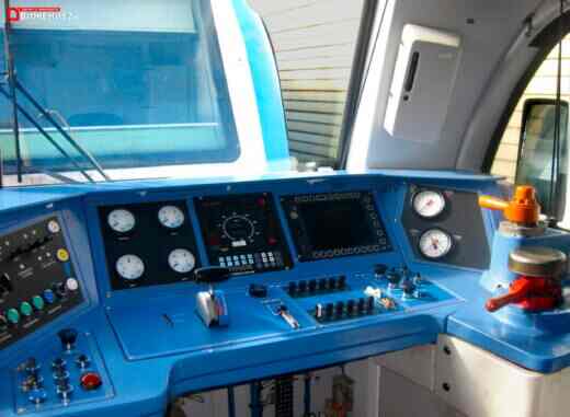 Электровоз ЭП1м кабина - рукоятка (современный контроллер машиниста)