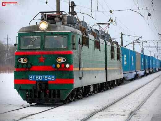 Электровоз ВЛ80с с поездом зимой