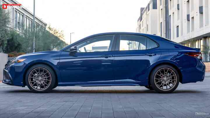 Toyota Camry SE Hybrid Nightshade 2023