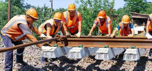 Монтеры пути укладывают новый путь