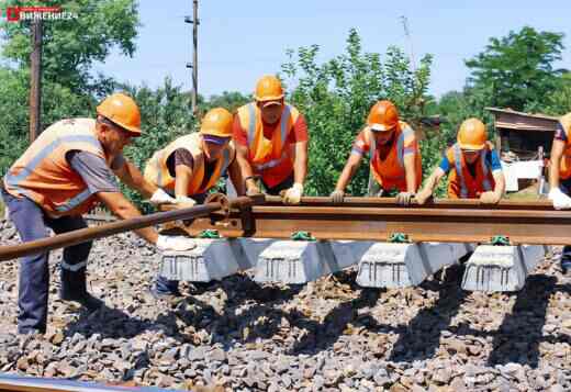 Монтеры пути укладывают новый путь