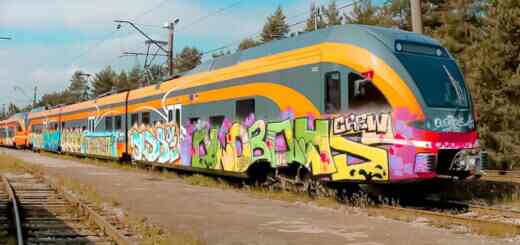 разукрашенная вандалами электричка (вагон электропоезда разукрашен краской)