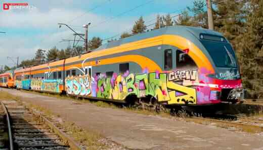 разукрашенная вандалами электричка (вагон электропоезда разукрашен краской)