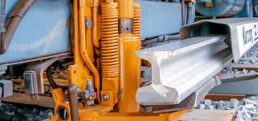 На фото оранжевым окрашен токоприемник, скользящий по контактному рельсу снизу