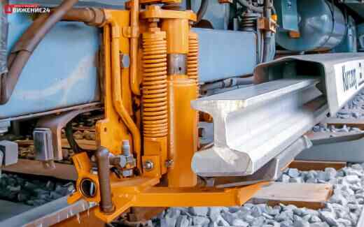 На фото оранжевым окрашен токоприемник, скользящий по контактному рельсу снизу