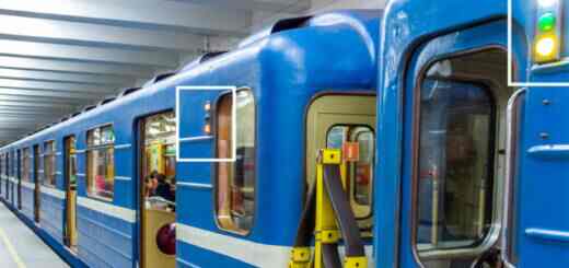 Сигнальные лампы на вагонах метро - разноцветные лампочки на вагоне метрополитена