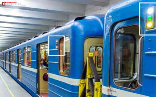 Сигнальные лампы на вагонах метро - разноцветные лампочки на вагоне метрополитена