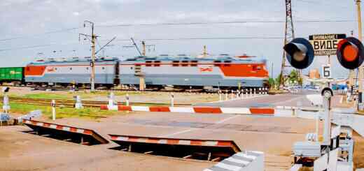 Железнодорожный переезд со шлагбаумом закрыт