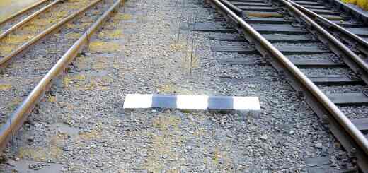 предельный столбик на железной дороге ЖД пути полосатый столб Черно-белый столбик на путях