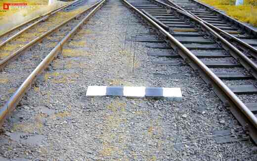 предельный столбик на железной дороге ЖД пути полосатый столб Черно-белый столбик на путях