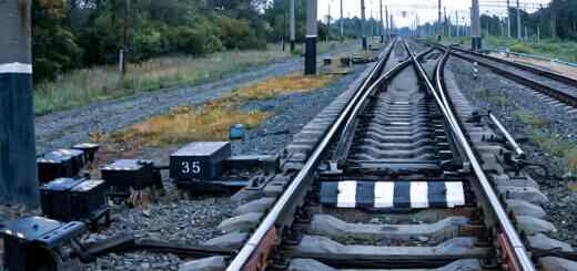 планка-габарит на путях железной дороги полосатая планка на ЖД путях